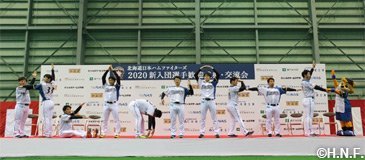 1月12日 新入団選手歓迎式典での人文字「HEAD NORTH」