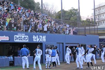 サイン入りボールプレゼント