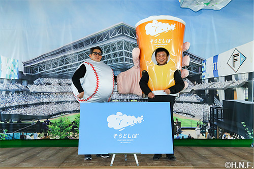 ステージ上の井手社長と前沢取締役