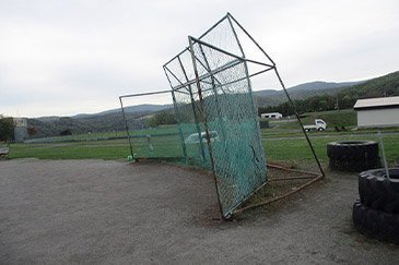 本塁側に傾くバックネット