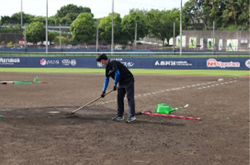 グラウンド整備員と試合運営補助業務04