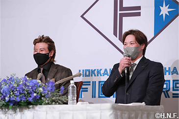 入団会見の様子02