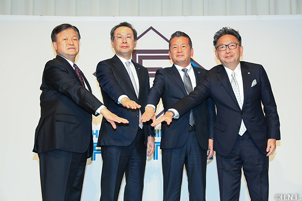 井川伸久オーナー、小村勝代表取締役社長兼オーナー、畑佳秀前オーナー、川村浩二前代表取締役社長