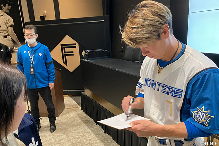 松本選手サインの様子