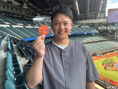 オリジナルリフレクターを手にする谷口雄也氏