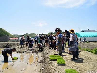 田植えを教えていただく参加者とB・B 01