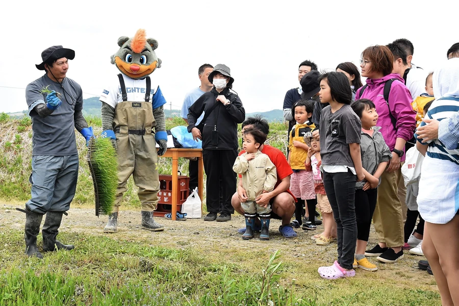 ふぁい田！北海道応援プロジェクト 農家の説明を聞く参加者