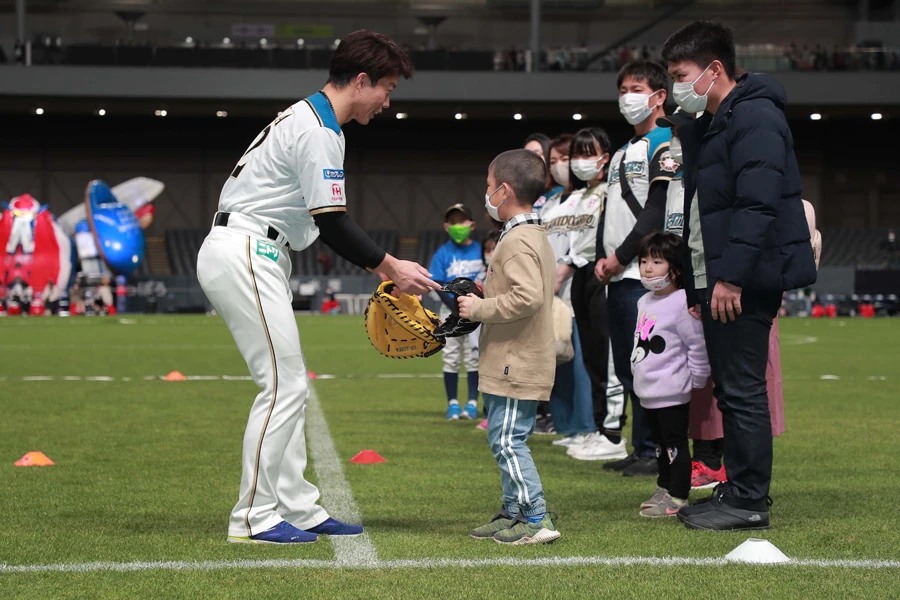 鶴岡慎也氏から贈呈