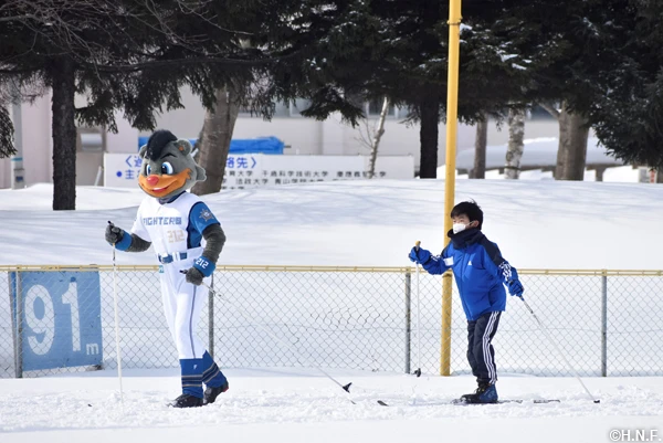 B・Bとクロスカントリーを楽しむ少年