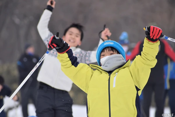 クロスカントリーを楽しむ少年