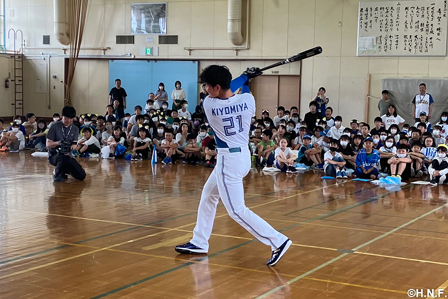 小学生にスイングを披露する清宮選手