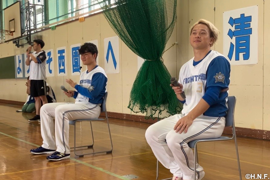 小学校訪問　清宮選手　生田目投手手