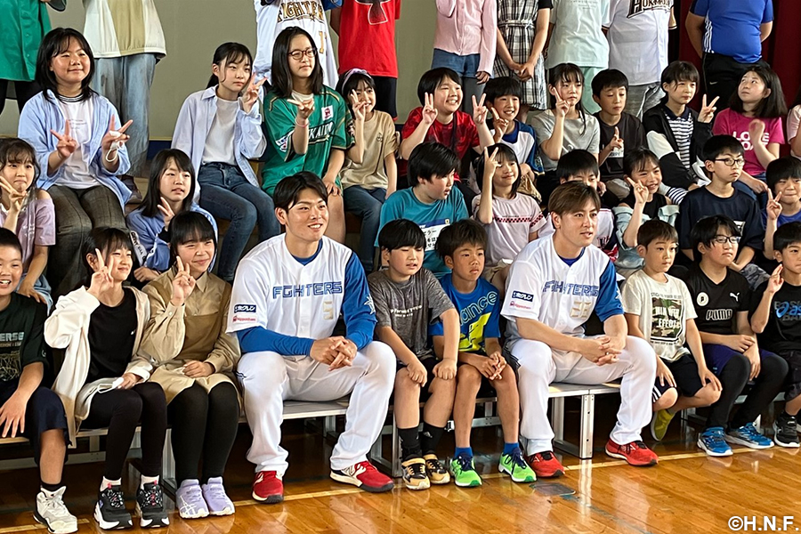 小学校訪問　河野投手　野村選手