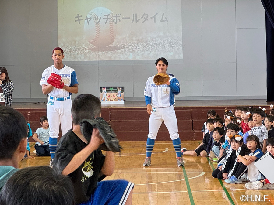 小学校訪問　細川選手　万波選手