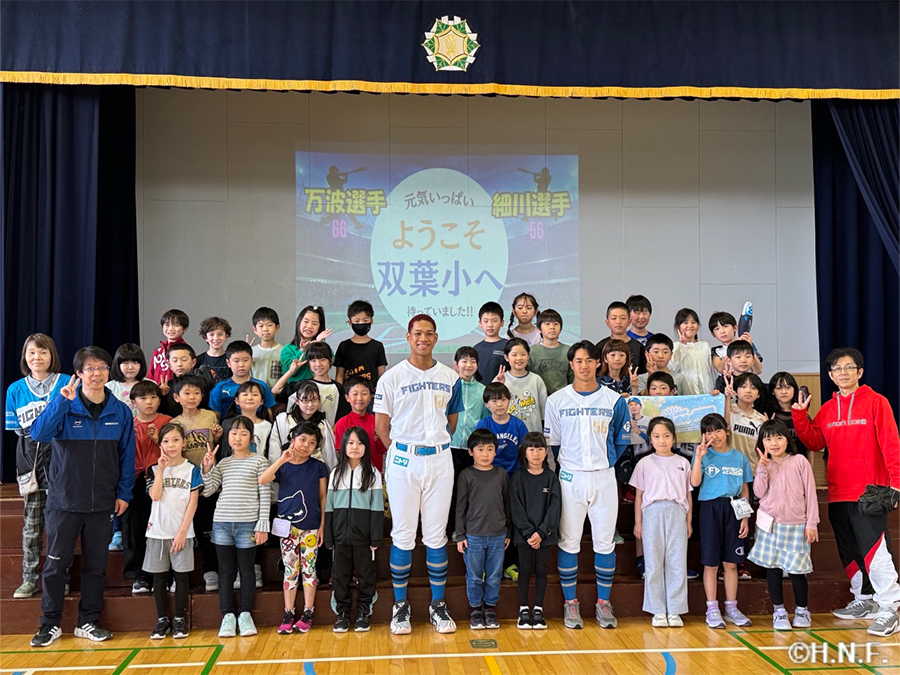 小学校訪問　細川選手　万波選手