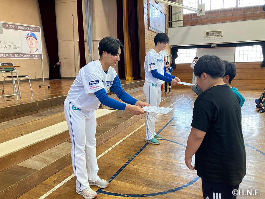 小学校訪問　山縣選手 柳川投手