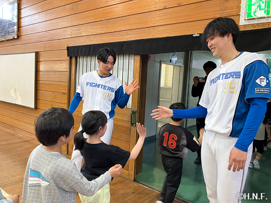 小学校訪問　山縣選手 柳川投手
