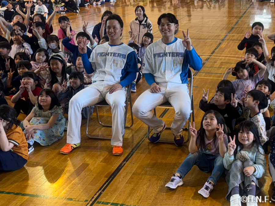 小学校訪問　奈良間選手　田宮選手