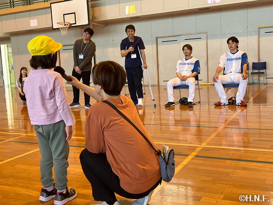 小学校訪問　野村選手 水野選手