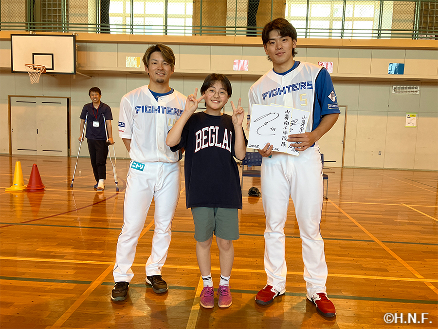 小学校訪問　野村選手 水野選手