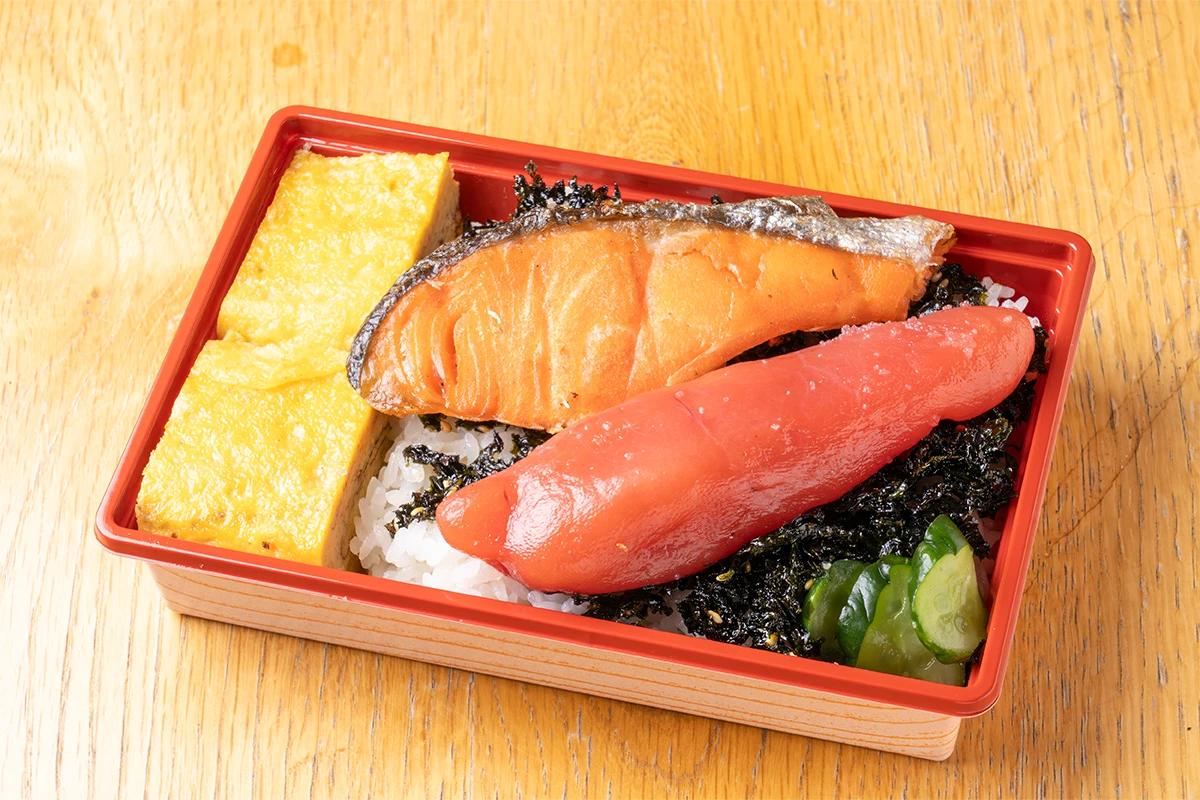 焼きシャケとたらこ卵焼き海苔弁