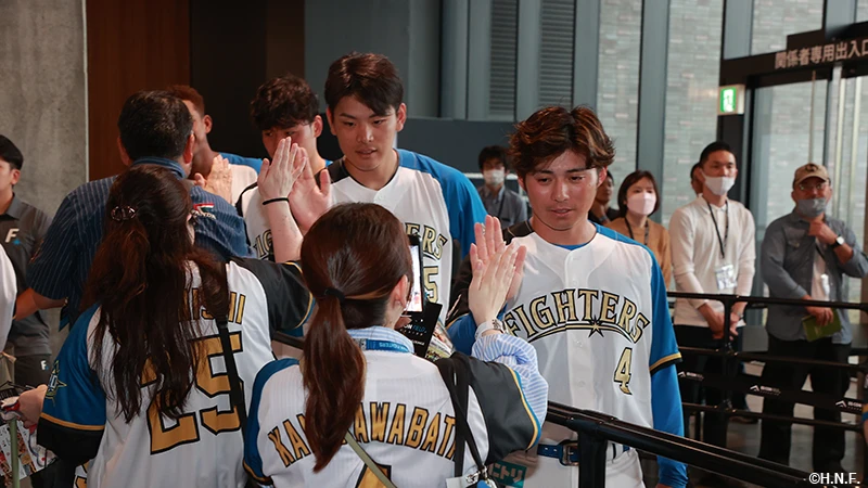 野村選手と上川畑選手のハイタッチ