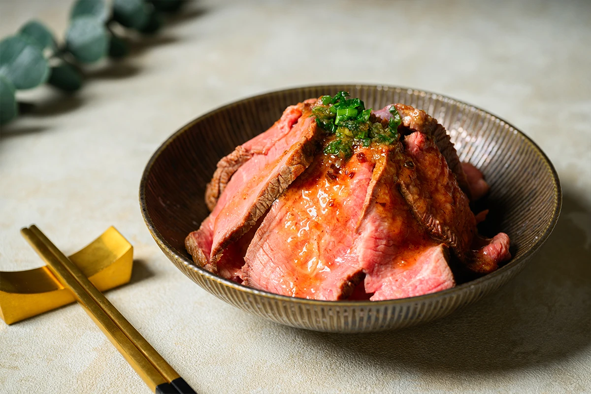 熟成旨味グリルビーフ丼　ステーキソース