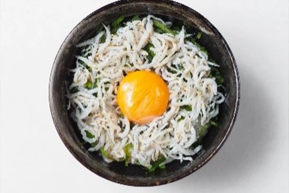 しらすに温玉がドドーン丼