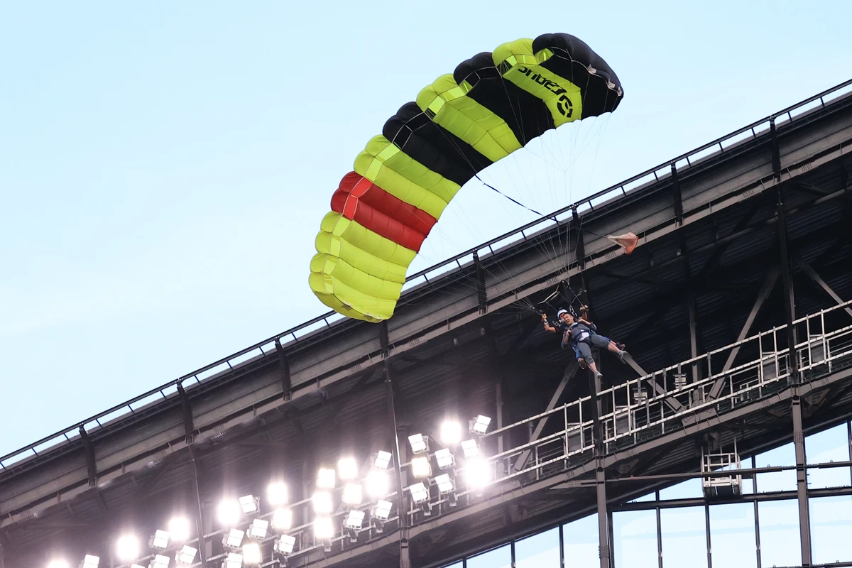 パラシュートで登場する杉谷さん