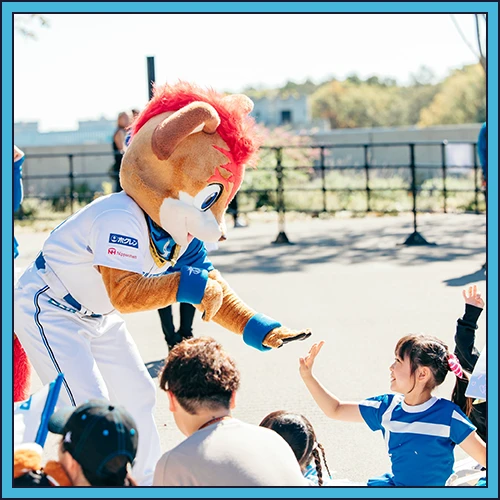 こどもとハイタッチするフレップ