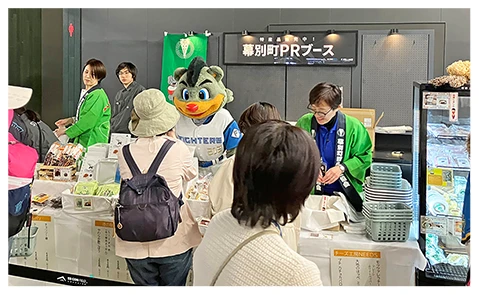 地域PRブースを手伝うB・B