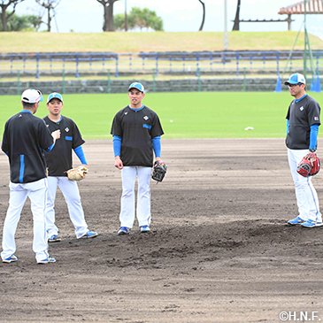 ファイターズ春季キャンプ2023 指導中