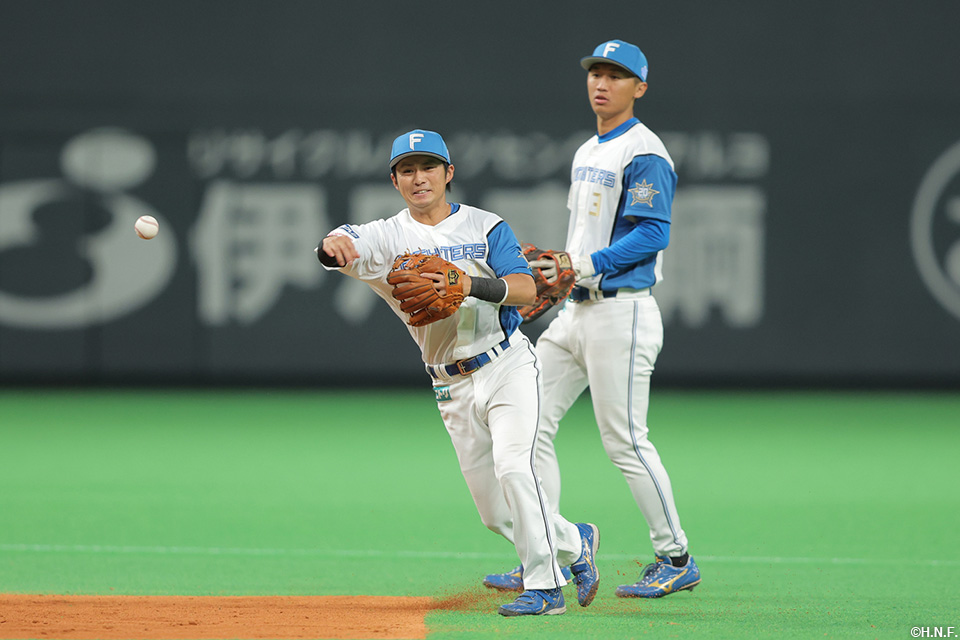 4回表、一塁へ送球する上川畑選手