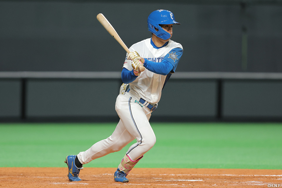 5回裏、ライトへヒットを放つ加藤豪選手