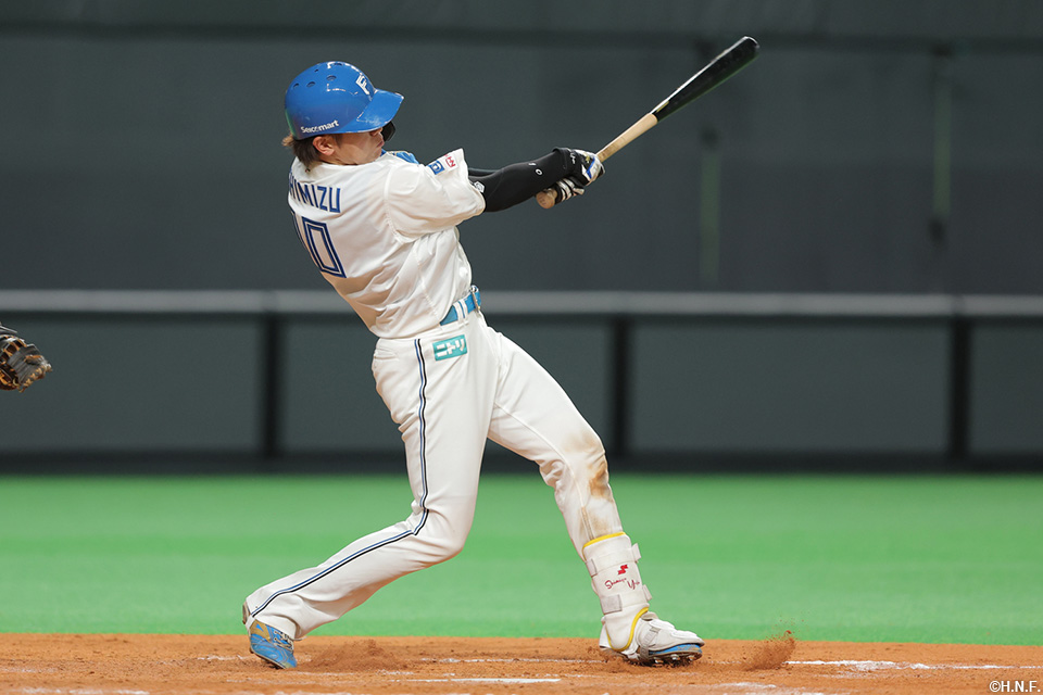 5回裏、レフトへ2ランを放つ清水選手01