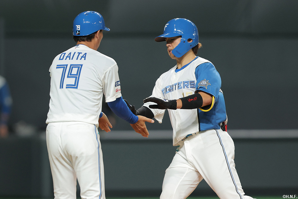 5回裏、レフトへ2ランを放つ清水選手02