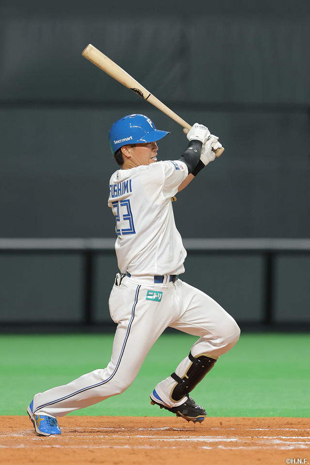 7回裏、2点適時打を放つ伏見選手