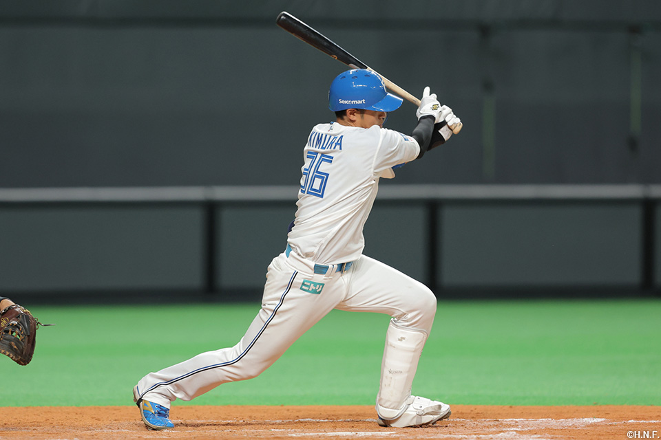 7回裏、レフトへヒットを放つ木村選手
