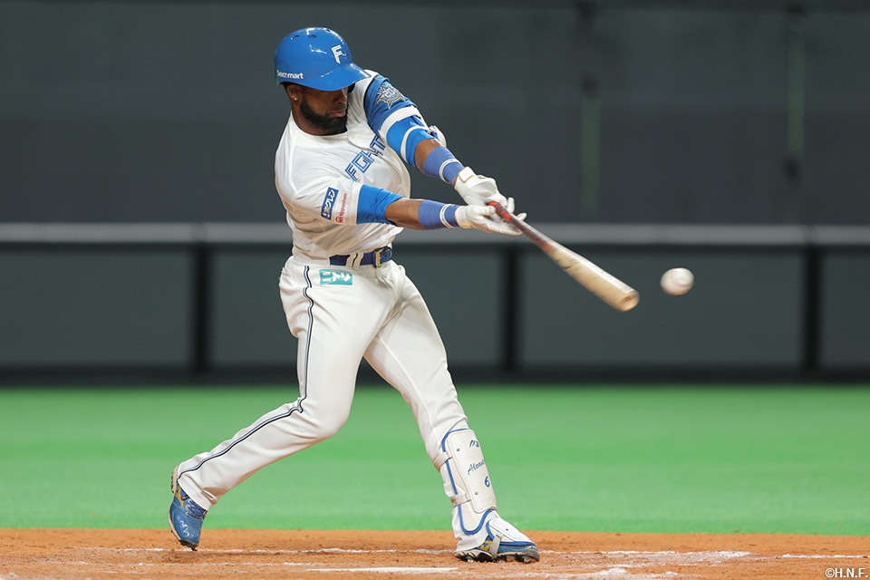 7回裏、同点適時打を放つアルカンタラ選手