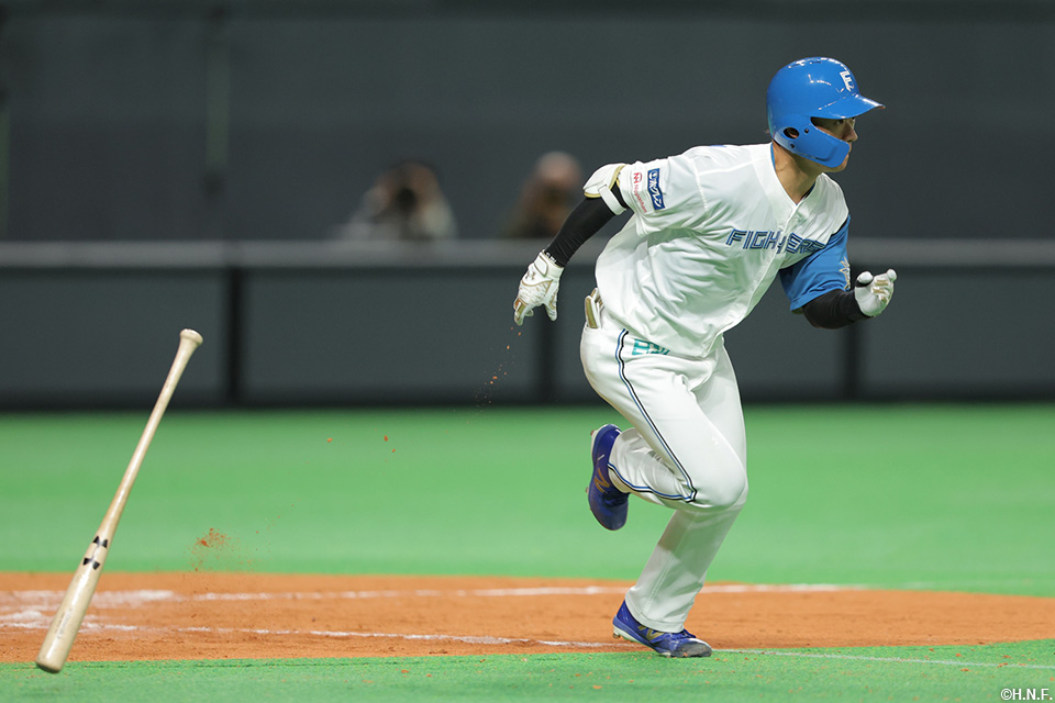 7回裏、勝ち越し適時打を放つ矢澤選手