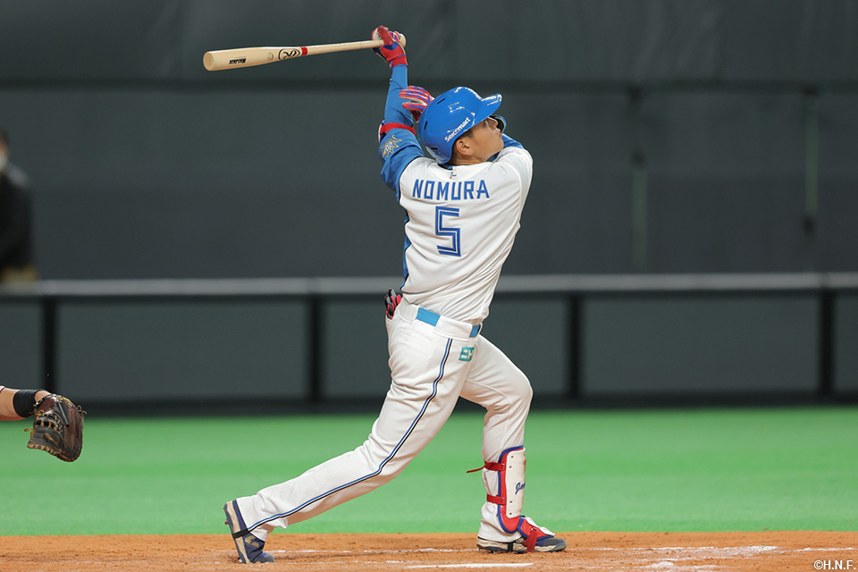 7回裏、犠牲フライを放つ野村選手