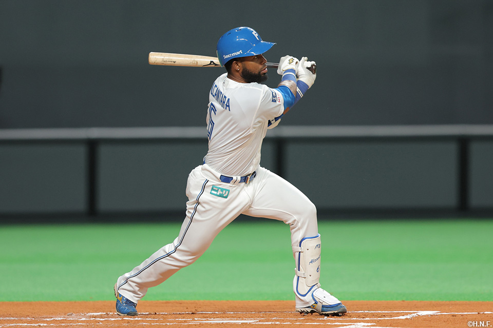 1回裏、センターへヒットを放つアルカンタラ選手