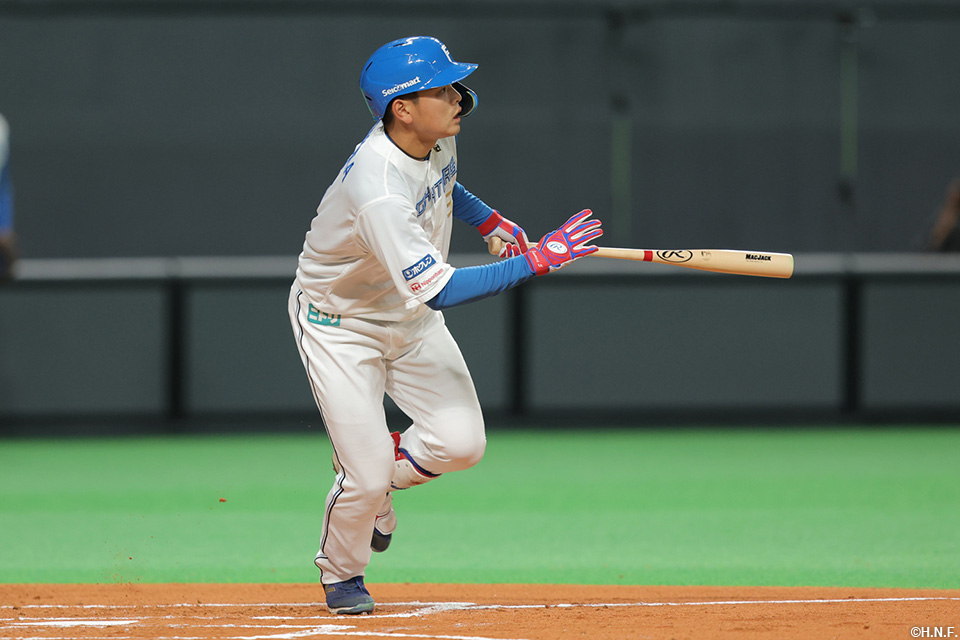 1回裏、先制の犠牲フライを放つ野村選手
