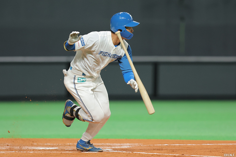 2回裏、センターへヒットを放つ石井選手