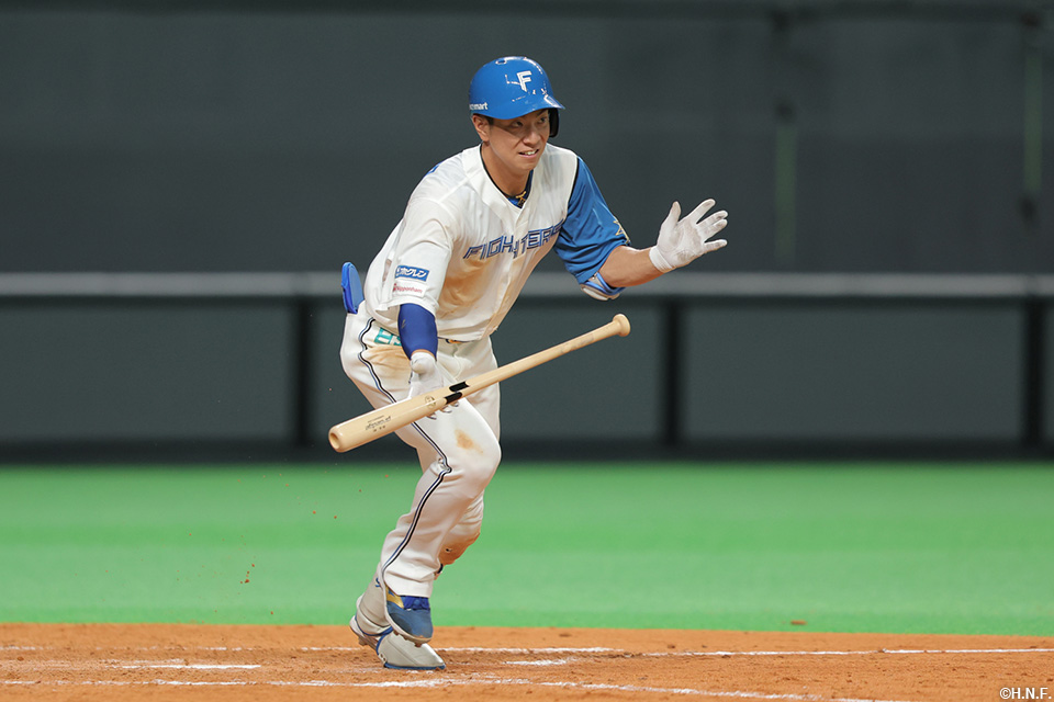 5回裏、適時二塁打を放つ松本剛選手