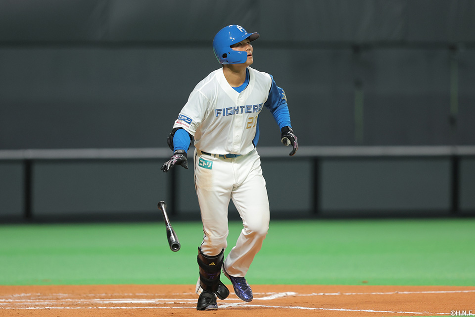 6回裏、ライトスタンドへ本塁打を放つ清宮選手01