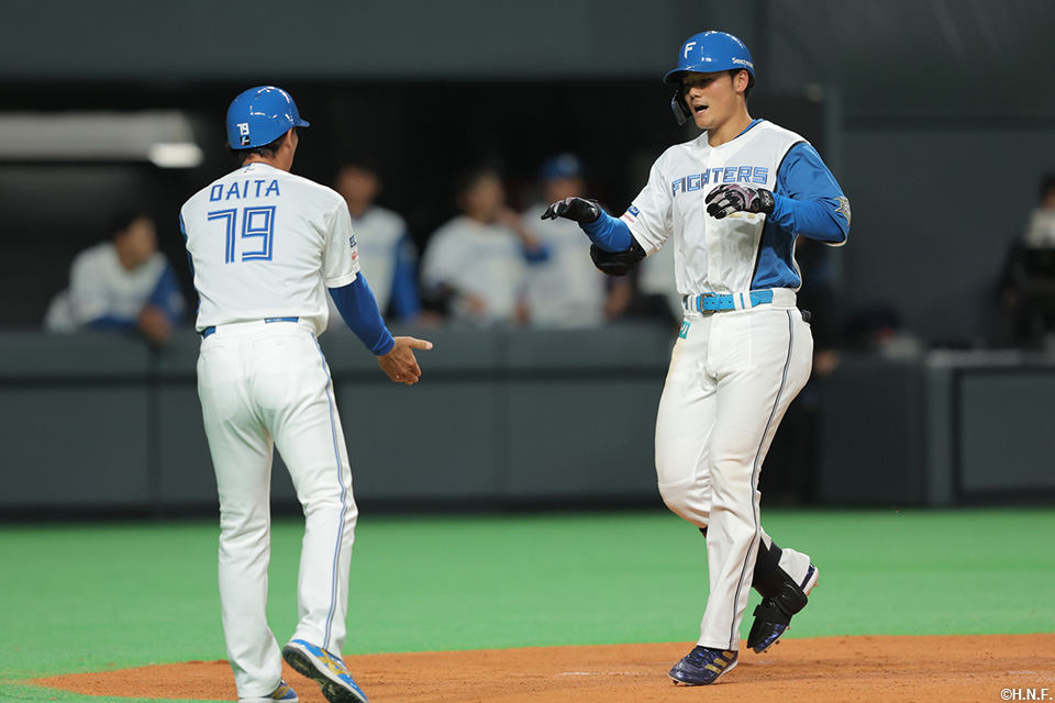 6回裏、ライトスタンドへ本塁打を放つ清宮選手02