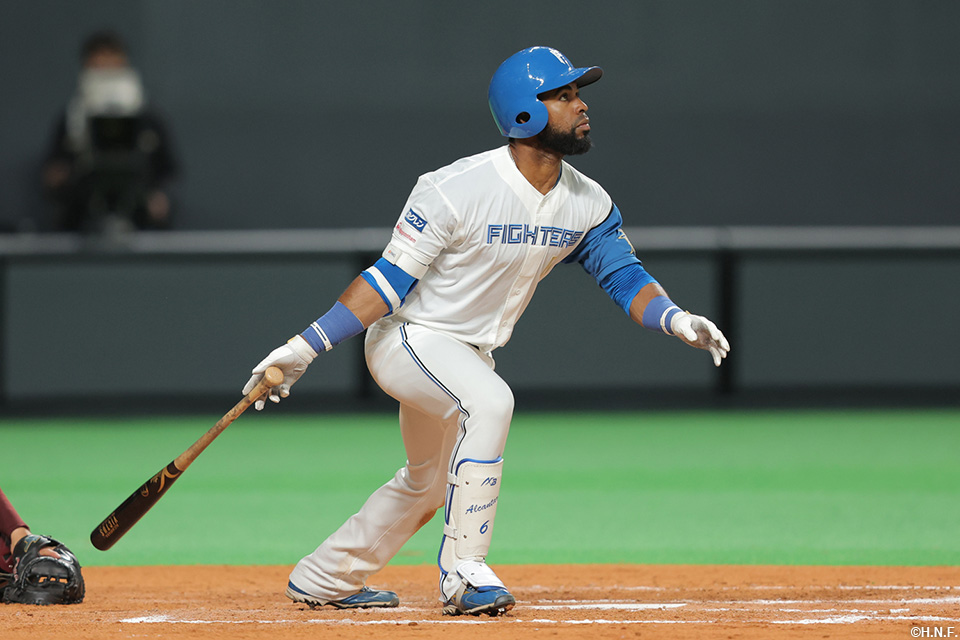 7回裏、ライトスタンドへ本塁打を放つアルカンタラ選手01