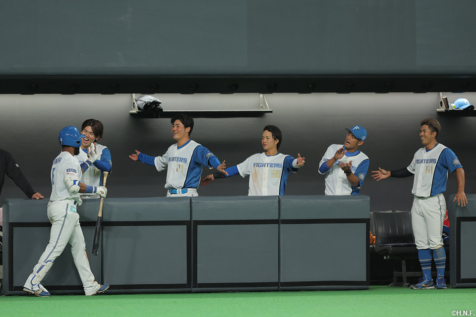 7回裏、ライトスタンドへ本塁打を放つアルカンタラ選手02