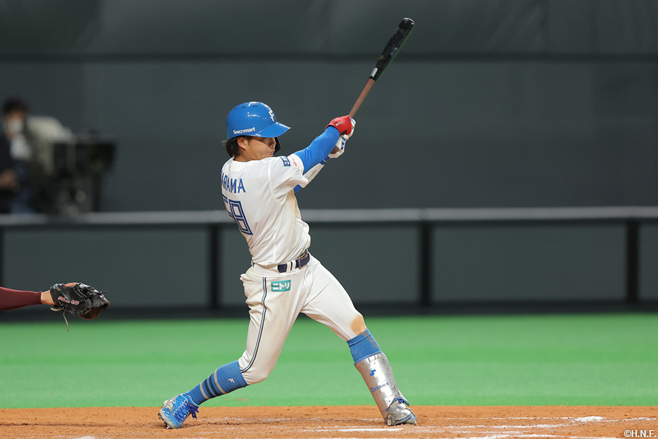 8回裏、レフトへヒットを放つ奈良間選手